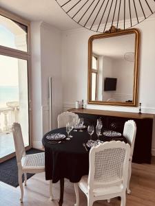 TV a/nebo společenská místnost v ubytování Villa Ker Eole Vue Mer