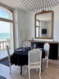 TV a/nebo společenská místnost v ubytování Villa Ker Eole Vue Mer