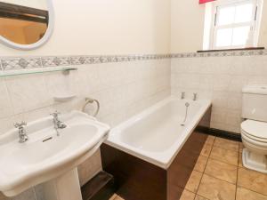 une salle de bains avec lavabo, baignoire et toilettes dans l'établissement Pencroft Cottage, à Leyburn 32 autres photos