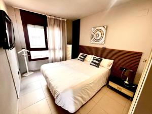 ein Schlafzimmer mit einem großen Bett in einem Zimmer in der Unterkunft Apartaments Voramar in Cambrils