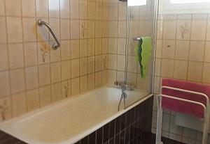 un bagno con vasca e asciugamano verde di Charmante maison près de la forêt de châtaigniers a Ceyrat Altre 72 foto