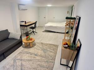 un soggiorno con un divano e un tavolo di Tropical Garden Home - Cozy Ground Floor Stay a San Pedro del Pinatar