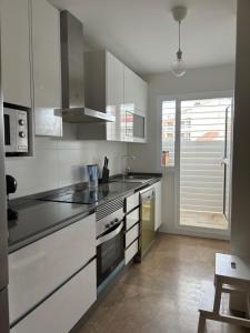 Η κουζίνα ή μικρή κουζίνα στο Casa Aluse Beach by SunshineClub +5 φωτογραφίες