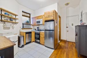 Dapur atau dapur kecil di Central Living Columbia University-1