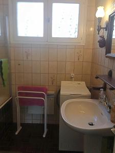 un bagno con un lavandino, un water e un lavandino di Charmante maison près de la forêt de châtaigniers a Ceyrat