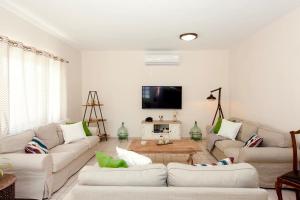 Gallery image of Villa Korini with swimming pool in Achlades