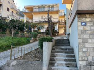 布德瓦Guest House Plima 2的建筑物前的一组楼梯