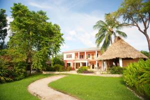 Taman di luar Coral House Inn