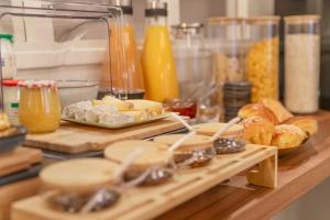 eine Theke mit Brot und anderen Lebensmitteln in der Unterkunft Trendy Canettes Hotel in Paris