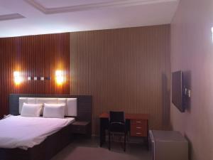Gulta vai gultas numurā naktsmītnē Tofana Hotel and Event Center