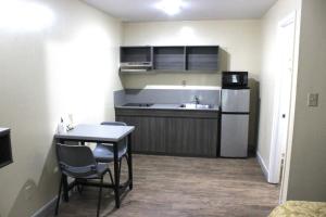 Η κουζίνα ή μικρή κουζίνα στο Homestead Inn