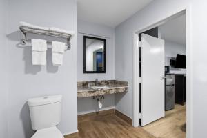 un bagno con un water e un lavandino di Americas Best Value Inn-Gonzales a Gonzales Altre 13 foto