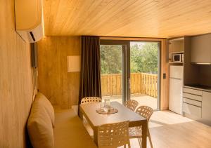 Kuchyň nebo kuchyňský kout v ubytování CAMPING SÈNIA RUPIT