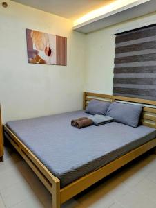 Lapu Lapu CityにあるKing Bed, Big Kitchen, Fast WiFi, Near Airportの青いマットレス付きのベッドルームのベッド1台