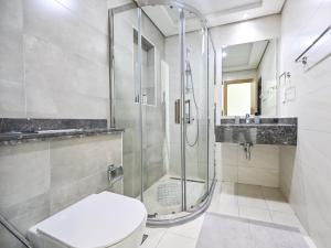 une salle de bain avec douche et toilettes dans l'établissement Luxury 1BR Near Burj Khalifa with Canal Views, à Dubaï