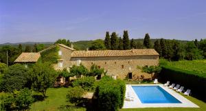 an external view of a house with a swimming pool at Maison d'Hôtes Lou Geneste in Bollène