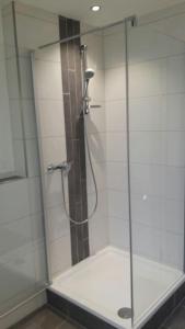 Ένα μπάνιο στο 1st floor apartment in Bierdorf am Ammersee