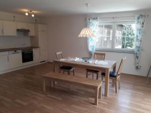 Η κουζίνα ή μικρή κουζίνα στο 1st floor apartment in Bierdorf am Ammersee