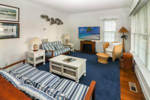 un soggiorno con due divani e una TV di Sea Charm - Downtown, Screened porch! a Chincoteague