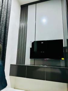 Μια τηλεόραση ή/και κέντρο ψυχαγωγίας στο Le ChriShol