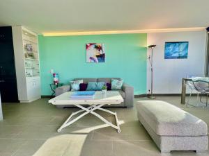 salon z kanapą i stolikiem kawowym w obiekcie PGH N9- Vue Mer, 100m de la Plage & Parking Privé w mieście La Grande-Motte