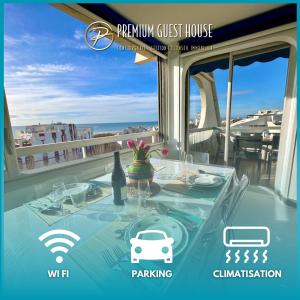 stół na balkonie z widokiem na ocean w obiekcie PGH N9- Vue Mer, 100m de la Plage & Parking Privé w mieście La Grande-Motte