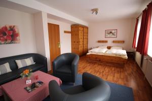 Postel nebo postele na pokoji v ubytování Hotel garni Zur Post