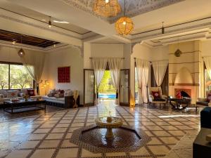 sala de estar amplia con sofá y chimenea en Palais Volteras, en Marrakech 125 fotos más
