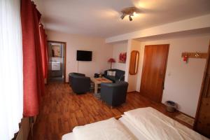 TV a/nebo společenská místnost v ubytování Hotel garni Zur Post