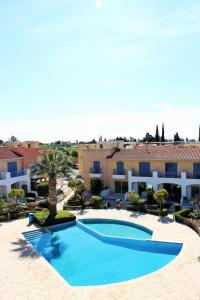 Bazén v ubytování IRINI - Superior Luxury Apartment, Just 13 Minutes from Paphos nebo v jeho okolí