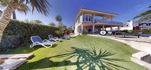 A garden outside Vista Alegre