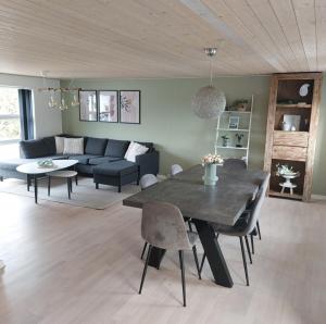 a living room with a table and a couch at Vakantiewoning Denemarken in Års