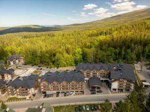 widok z lotu ptaka na ośrodek z parkingiem w obiekcie Platinum Mountain Hotel&SPA w Szklarskiej Porębie