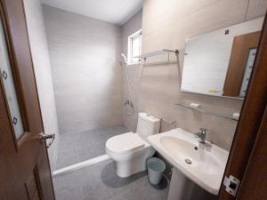 A bathroom at Yearning Homestay