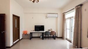 A television and/or entertainment centre at Yearning Homestay