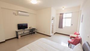 A television and/or entertainment centre at Yearning Homestay