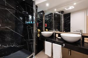 A bathroom at Lovely Colosseum loft apartment