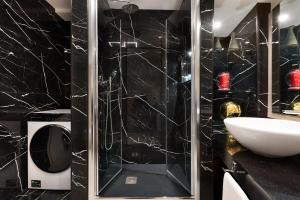 A bathroom at Lovely Colosseum loft apartment