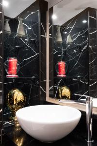 A bathroom at Lovely Colosseum loft apartment Még 20 kép