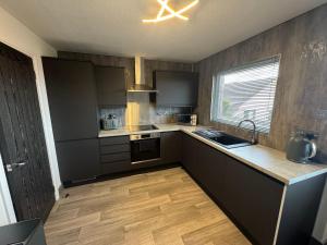 Η κουζίνα ή μικρή κουζίνα στο Firth View Heights