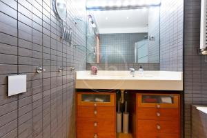 une salle de bains avec un lavabo et un miroir dans l'établissement Apartamento con Terraza en Poble Sec, à Barcelone 59 autres photos
