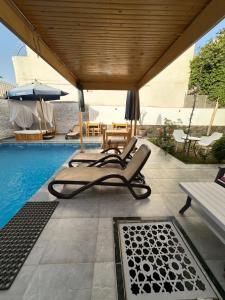 un grupo de tumbonas bajo un pabellón junto a la piscina en Nile Spirit Sunrise, en Luxor