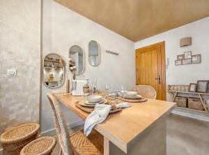 a dining room with a table and two mirrors at Bali Room in Toulouse