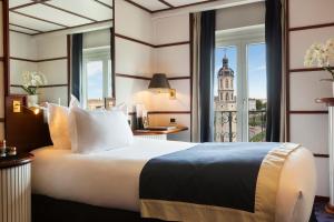 Postel nebo postele na pokoji v ubytování Le Royal Hotel Lyon - MGallery Collection + 37 fotografií