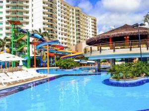 einem großen Pool mit Wasserrutsche in einem Resort in der Unterkunft Prive Riviera Thermas - OFICIAL in Caldas Novas