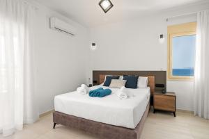 Ένα ή περισσότερα κρεβάτια σε δωμάτιο στο VerKon Villa Luxury Villa with Private Pool