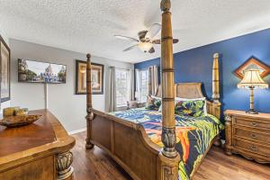 a bedroom with a bed and a desk in a room at 7BDM Prvt Pool Villa - Gated Resort 10min to Disney in Kissimmee