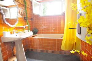 a bathroom with a sink and a bath tub at Charmant appartement tout confort proche Joigny in Cézy +53 photos