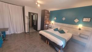 Postel nebo postele na pokoji v ubytování Hotel La Peyrade