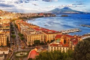 una vista aérea de una ciudad con una playa y una montaña en Borgo Casanova, en Nápoles